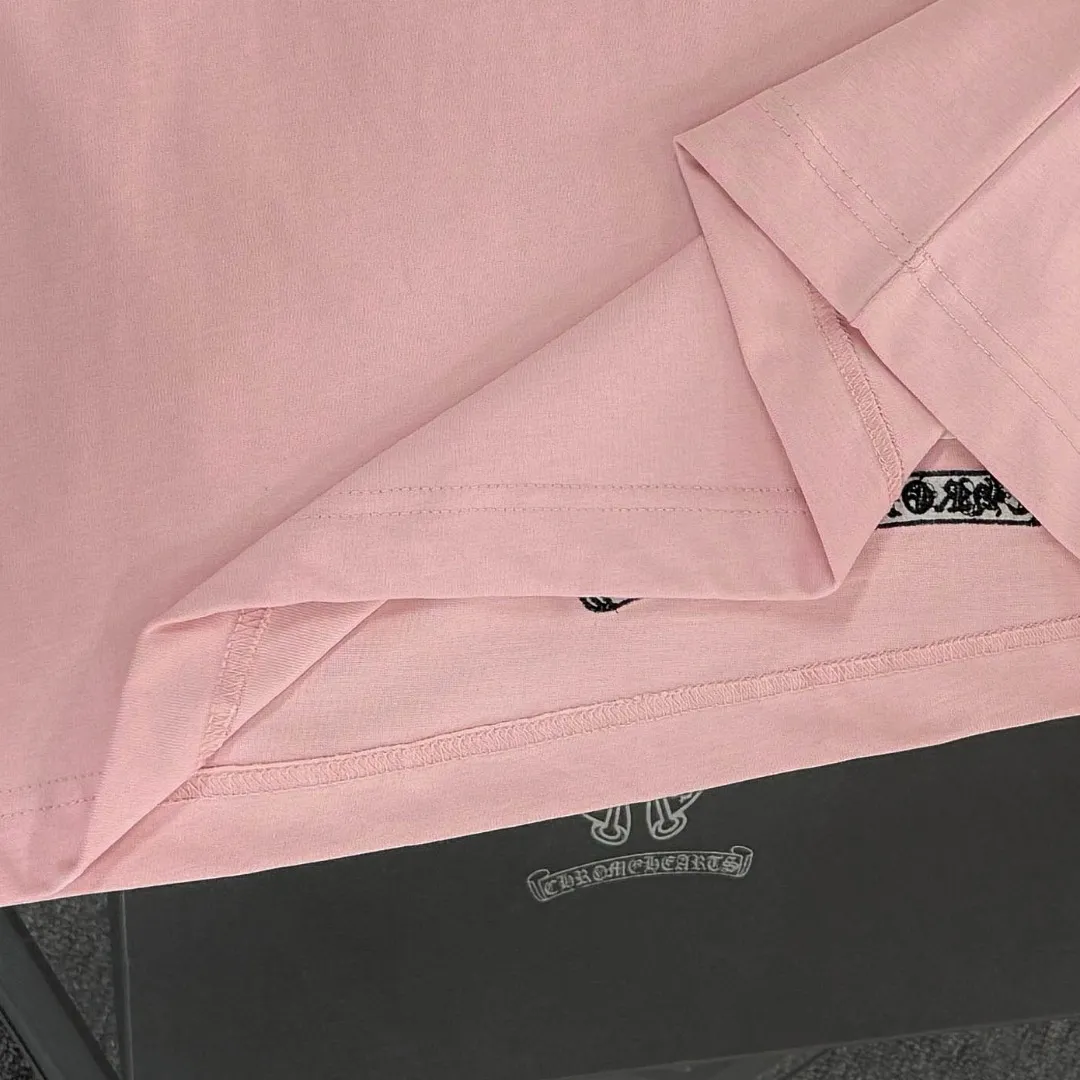P180 Chrome Hearts Chrome Hearts 25 high version. The fabric is made of 300g high-density pure cotton. It does not deform or shrink. It has three labels. It is the same style for men and women. Technology: patch embroidery + original development hardware. Color: white, black, pink. SIZE: S-XL